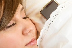 Penyakit yang Muncul Akibat Suka Bawa Ponsel ke Tempat Tidur