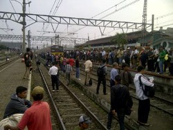 Hari Pertama Kenaikan Tarif, KRL Commuter Line Penuh & AC Mati