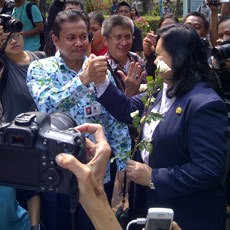 Kepsek SMA 70 Beri Mawar Putih untuk Kepsek SMA 6