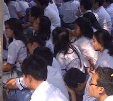 Upacara Bendera, Siswa SMA 70 Kenakan Pita Hitam di Lengan