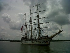 Usai Keliling Dunia, KRI Dewaruci Jadi Pusat Perhatian di Belawan