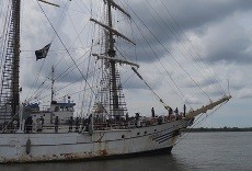 Kenapa KRI Dewaruci Memasang Bendera Hitam dengan Lambang Tengkorak?