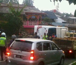 Bus Terguling di Puncak, Penumpang: Supir Ngebut & Nyalip dari Kiri