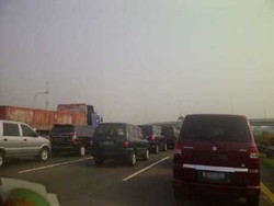 Senin Pagi Tol Jagorawi Arah Jakarta Macet Parah