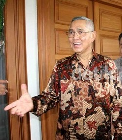 Try Sutrisno: Kalau Ada Jenderal yang Petantang-petenteng, Tegur!