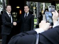Senyum Hangat Zuckerberg Bertemu PM Rusia