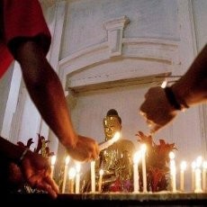 Ribuan Orang Bakar Kuil & Rumah Warga Buddha di Bangladesh