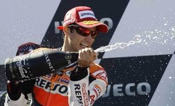 Pedrosa Menangi Balapan Penuh Tekanan