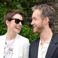 Momen-momen Saat Anne Hathaway & Adam Shulman Pacaran