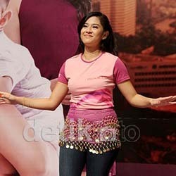 Saat Dian Sastro Jadi Instruktur Belly Dance