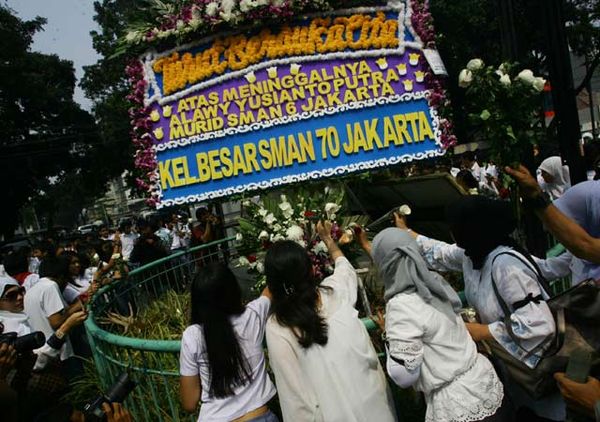 Siswa SMA 70 Tabur Bunga untuk Alawy