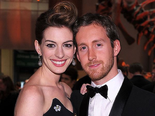 Momen-momen Saat Anne Hathaway & Adam Shulman Pacaran