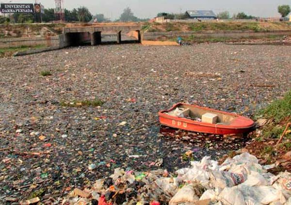 Banjir Kanal Timur Penuh Sampah