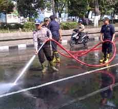 Polisi Bersihkan Jalan Dari Ceceran Pupuk