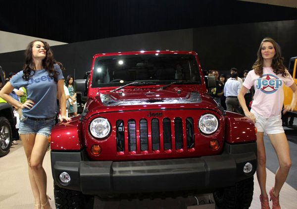 Jeep Wrangler Sahara Volcano Meluncur