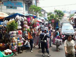 Kunjungi Pasar Jatinegara, Menakertrans Belanja Ikan Bandeng