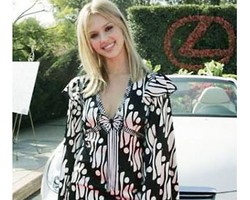 6 Selebriti Dunia Cantik Pakai Batik