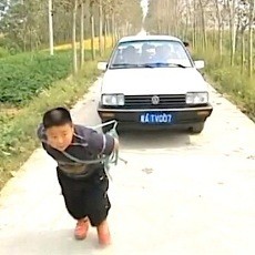 Wow! Bocah 7 Tahun Bisa Tarik Mobil yang Dinaiki Keluarganya