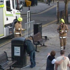 Astaga! Kepala Pria Ini Terjepit di Dalam Tong Sampah