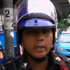 Hebat! Polisi Thai Bantu Kelahiran Bayi di Tengah Kemacetan