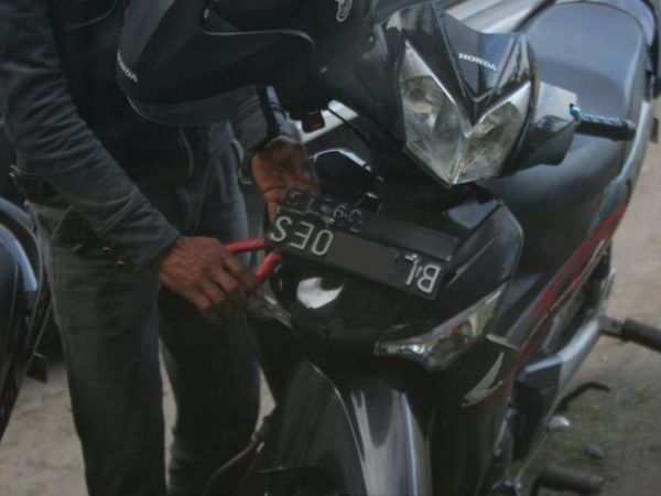 Kok Pasang Pelat Terbalik?