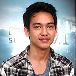 Gaya Casual Adipati Dolken