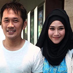 Zaskia Mecca Setia Dampingi Hanung Bramantyo