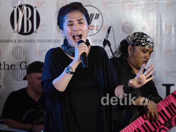 Aksi Comeback Nicky Astria