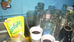 Mudahnya Membersihkan Bercak Coffe di Gelas yang Sudah Berkerak