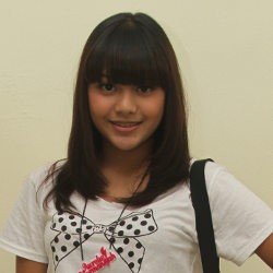 Aurel Niru Gaya Rihanna