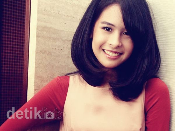 Manisnya Senyuman Maudy Ayunda