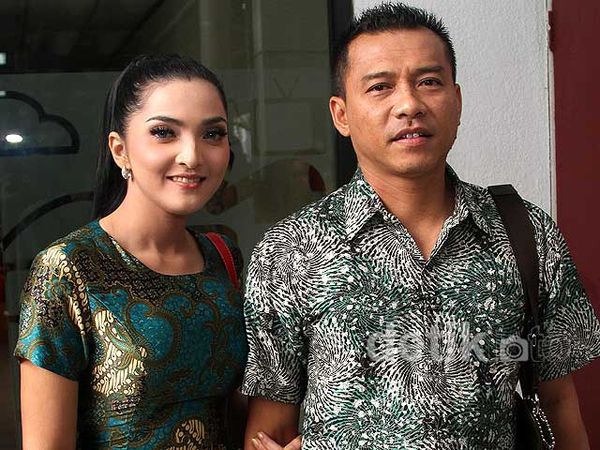 Anang & Ashanty Kompak Pakai Batik