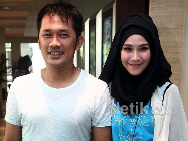 Zaskia Mecca Setia Dampingi Hanung Bramantyo