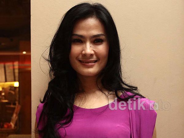 Iis Dahlia Bergaya Muda