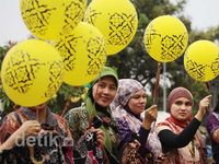 Pegawai Indosat Ramai-ramai Pakai Batik