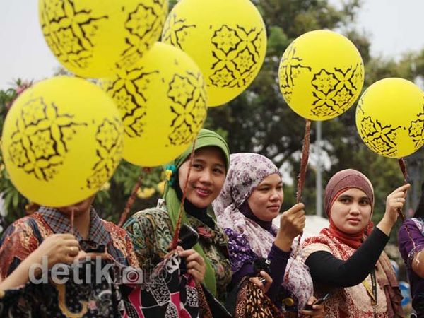 Pegawai Indosat Ramai-ramai Pakai Batik