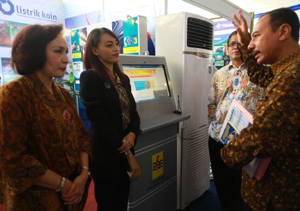 Pegawai PLN Kompak Berbatik