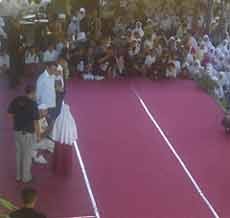 Maher Zain Disambut Histeris Siswi dan Guru Khadijah Surabaya