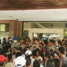 Awak Bus AKDP TOW Lurug DPRD Surabaya Ingin Bertemu Risma