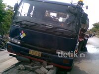 Truk Tangki Asam Sulfat Tabrak Median Jalan