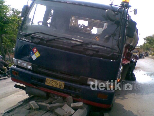 Truk Tangki Asam Sulfat Tabrak Median Jalan