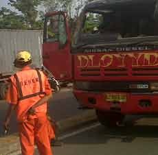 Truk Tronton Terjang Warung, 1 Orang Tewas dan 1 Luka Berat