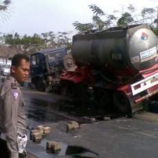 Truk Tangki Asam Sulfat Nyantol Median Jalan