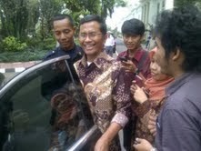 Tampil Beda, Dahlan Iskan Sambut Hari Batik Nasional