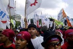 Buruh Geruduk Gedung DPRD DKI, Lalin Jl Kebon Sirih Tersendat