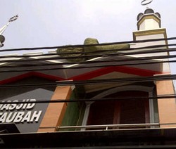  TNI: Angin Penyebab Penerjun Mendarat di Atap Masjid