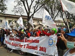  Ratusan Buruh Kawasan Industri Pulogadung Konvoi, Cakung Semrawut 