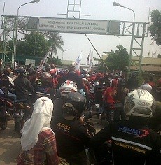 Panjat Pagar Pabrik, Buruh Konvoi Sweeping Rekannya di Cibitung