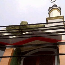 Gladi Resik HUT TNI, Penerjun Payung Mendarat di Atap Masjid 