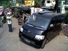 Truk Kontainer Hantam Mobil Antar Jemput Sekolah di Semarang